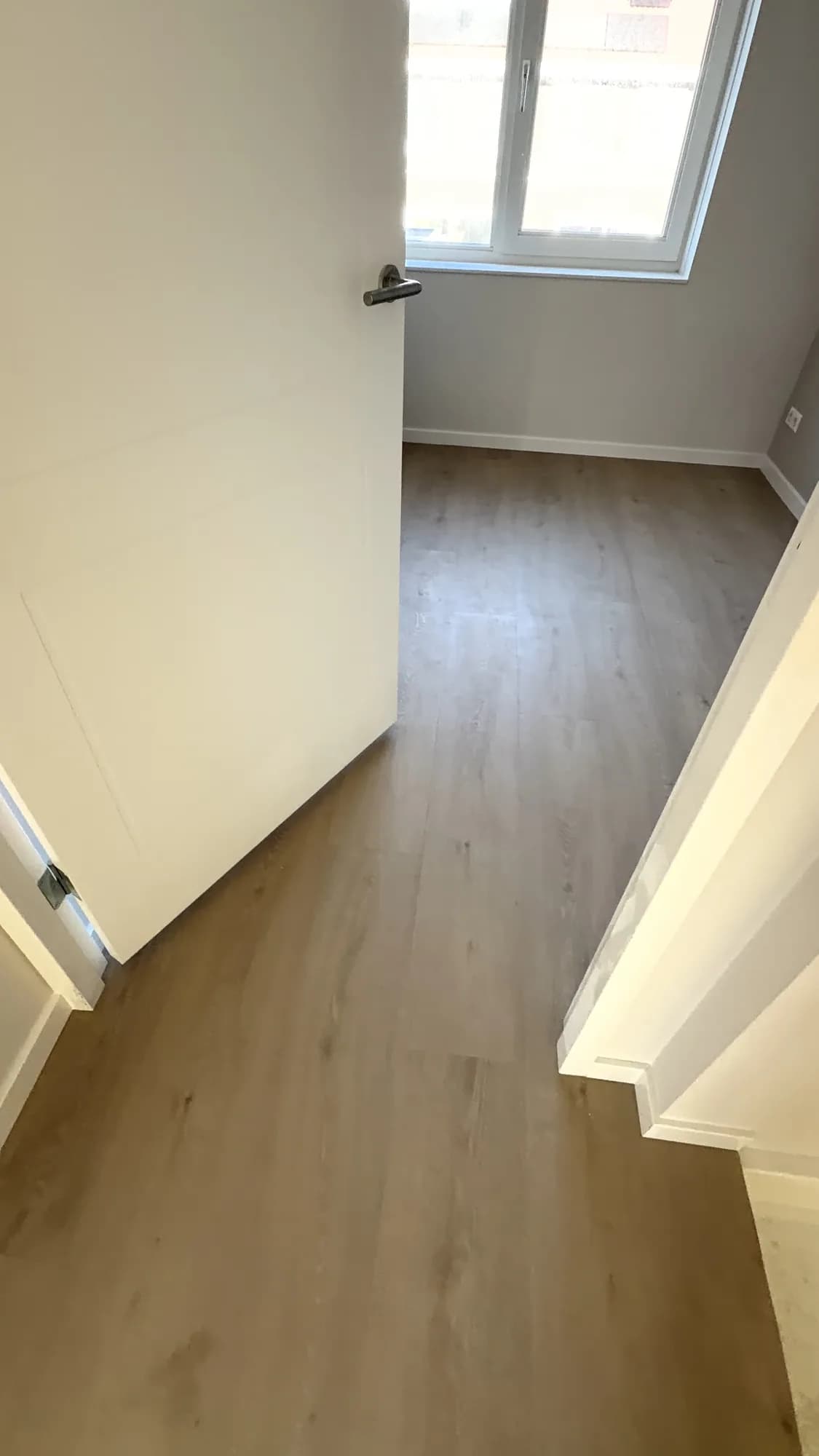 Laminaatvloer in eikenlook in slaapkamer
