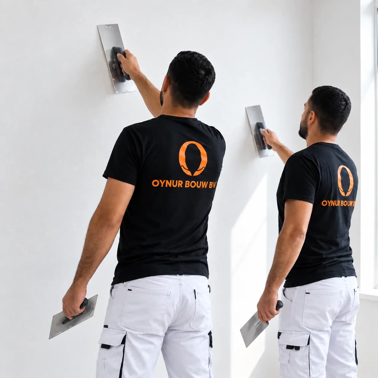 Oynur Bouw plasterers finishing a wall smoothly