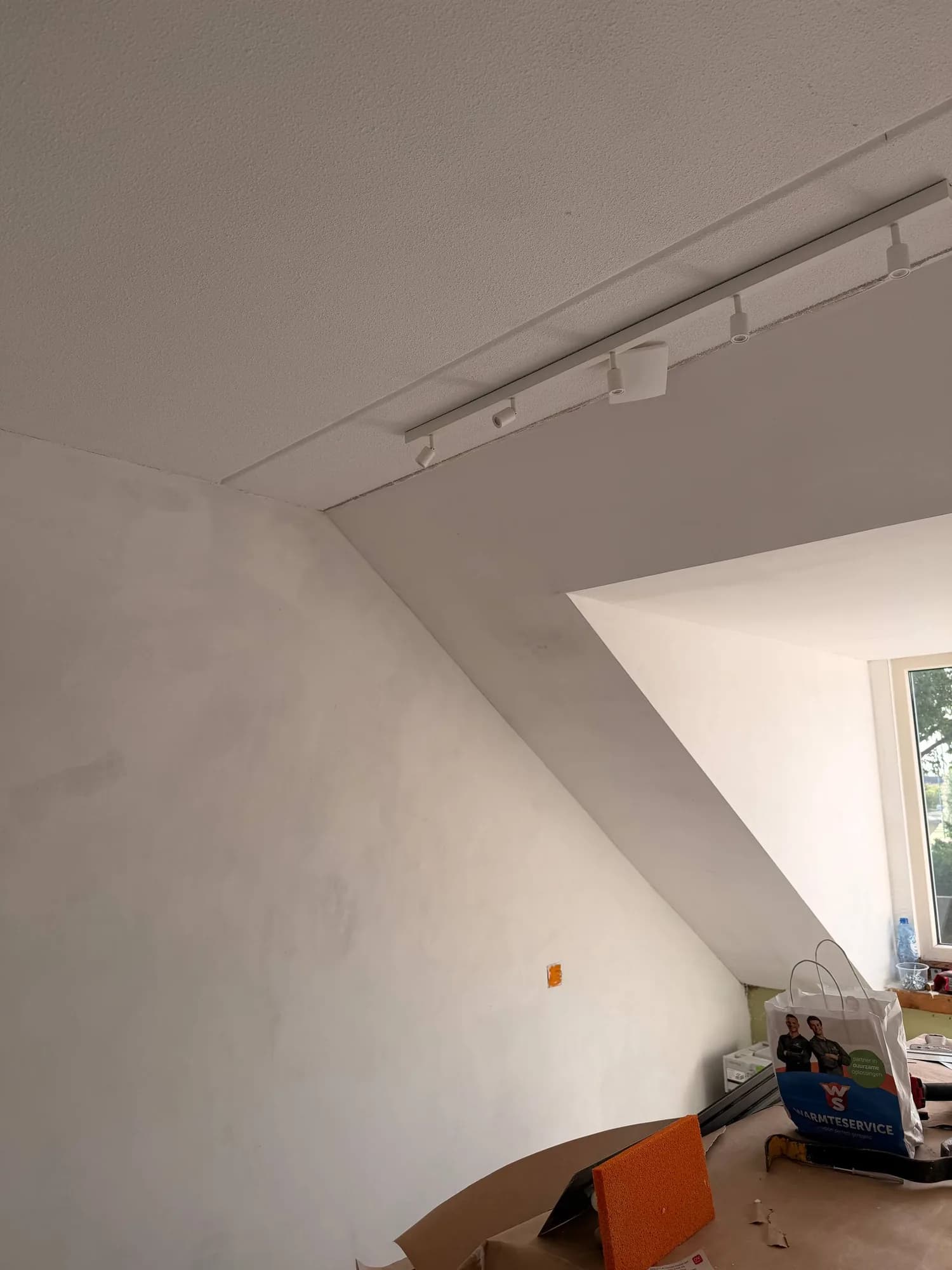 Schuine wanden en plafond glad gestuct